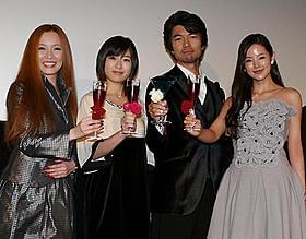 特製カクテルで乾杯「行きずりの街」