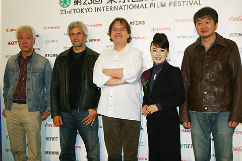 （左から）根岸吉太郎、ドメニコ・プロカッチ、ニール・ジョーダン、 ジュディ・オング、ホ・ジノ