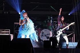 しょこたんとSCANDALがパフォーマンス披露