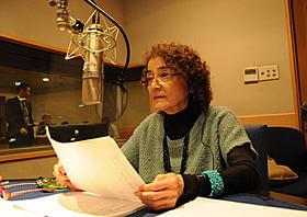 真しな表情でナレーションする倍賞千恵子「わが心の歌舞伎座」