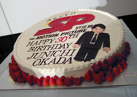 巨大ケーキで岡田准一の30歳を祝福