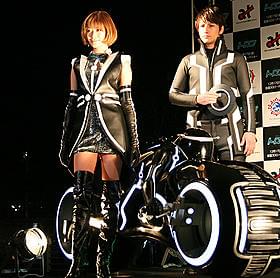 “トロンスーツ”がお似合い「トロン」