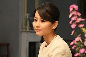 美しい背中を妖艶に露出「白夜行」