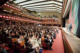 千穐楽で最後の演目「助六由縁江戸桜」が 終わった直後の場内の様子「わが心の歌舞伎座」
