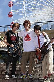 撮影期間中、生活をともにしライブシーンを完遂した3人「天国からのエール」