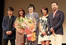 三十路の村上へ、鈴木&田畑から花束「ワラライフ!!」