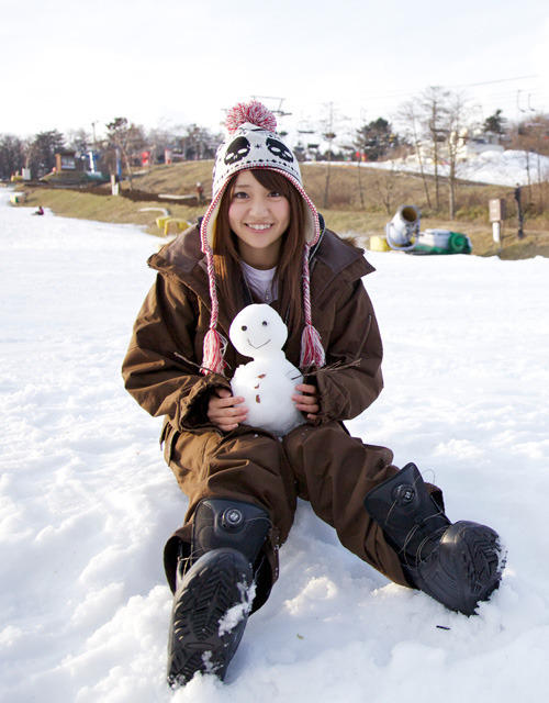 雪だるまとともにニッコリ笑う大島優子