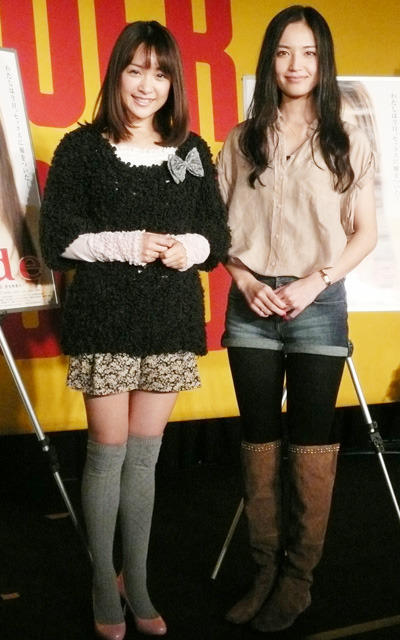 原作者のみひろ（左）と主演の渡辺奈緒子