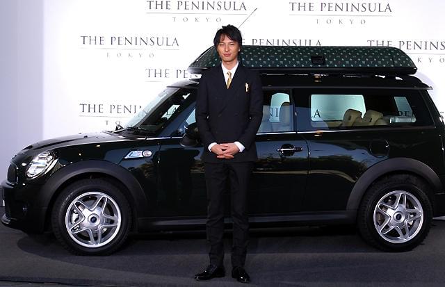 塚本高史、高級外車に“さん付け” ペニンシュラ特製MINIをアピール