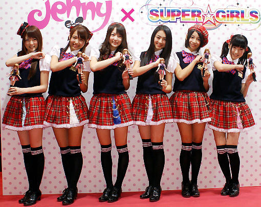 SUPER☆GiRLS、1stシングルでジェニーと“制服コラボ”