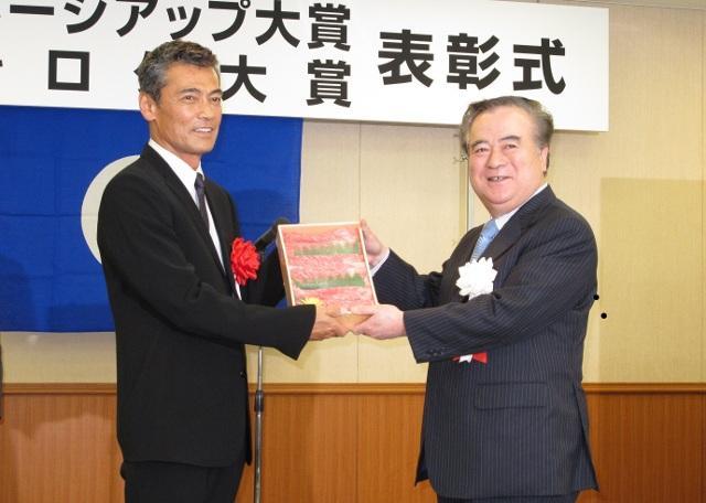 橋本昌・茨城県知事から副賞の「常陸牛」を受け取った渡辺裕之（左）