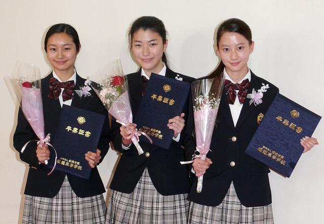 堀越高校の卒業式を終えた忽那汐里、成海璃子、河北麻友子（左から）