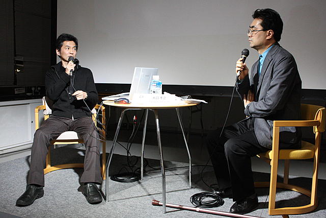 恵比寿映像祭に登場した石井岳龍監督（左）