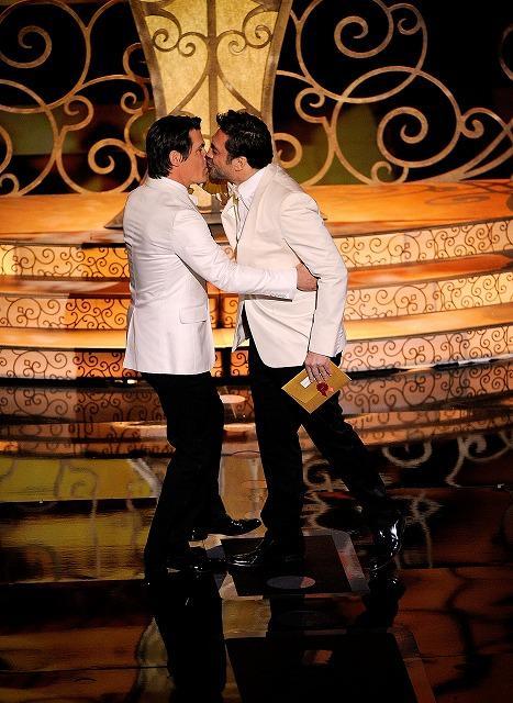 アカデミー賞授賞式でJ・ブローリンとJ・バルデムがキス 放送はカット