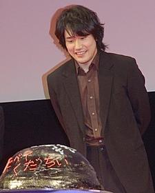 二宮和也にケーキを贈られ喜ぶ松山ケンイチ「GANTZ」