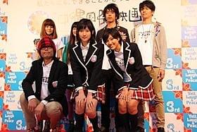写真撮影でも緊張気味の大野いと(前列中央)、宮澤佐江(同右)ら「高校デビュー」