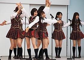 チャリティライブにファンは大盛り上がり