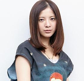 劇中では初のウエディングドレス姿も披露。 ゴールインは誰と?「婚前特急」