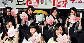 女子高生たちの質問に答えるひと幕も「豆富小僧」