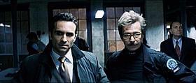 引き続きゴッサム・シティの市長役を演じるカーボネル(左)「ダークナイト」
