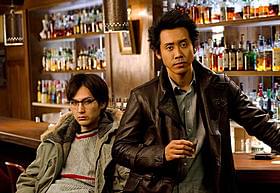 バー「ケラー・オオハタ」で寛ぐ 探偵役の大泉洋と高田役の松田龍平「探偵はBARにいる」