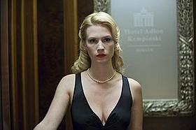 セクシーなドレスに身を包むリズ(ジャニュアリー・ジョーンズ)の目的は?「アンノウン」
