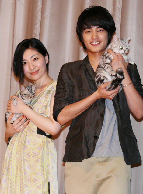 ネコを抱く中村蒼と坂本真綾