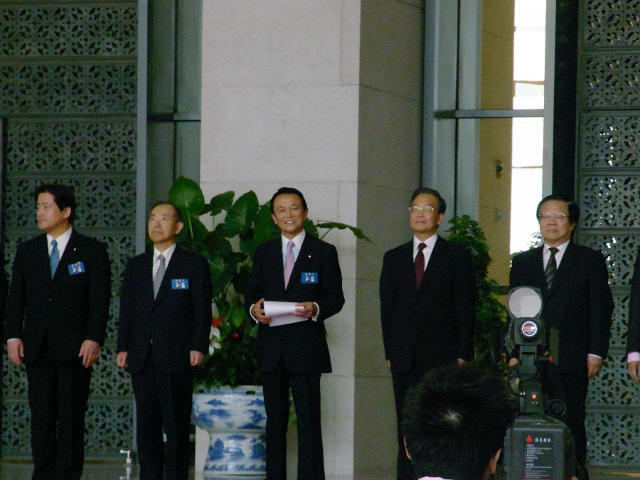 桜庭ななみ、麻生元首相と中国訪問 振袖姿で日中交流をアピール - 画像4