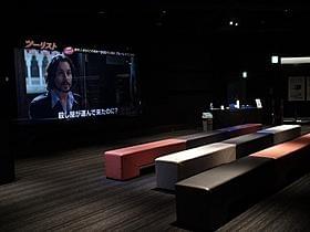 200インチの大画面と併せて無料のコーヒーサービス (毎日先着100人限定)も「タクシードライバー」