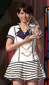 トロフィーを手に笑顔を見せる前田敦子