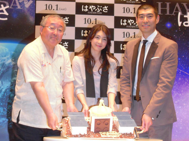 ペニンシュラ東京が特注した「はやぶさケーキ」を前にする （左から）的川泰宣教授、竹内結子、高嶋政宏