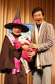 トークショーに参加した尾木直樹と石田純一「ナニー・マクフィーと空飛ぶ子ブタ」