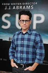 今回は脚本も自身が担当。 続編でも原作ものでもないオリジナル作としては初監督「SUPER 8 スーパーエイト」