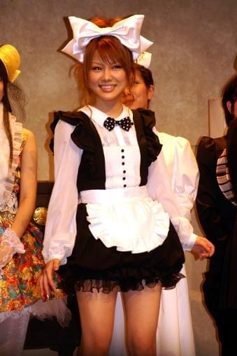 モー娘。田中れいな、初座長舞台でミニスカメイド服