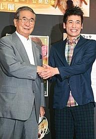 三宅島の復興に向け 石原都知事と佐藤隆太観光大使 がっしりと握手「ロック わんこの島」