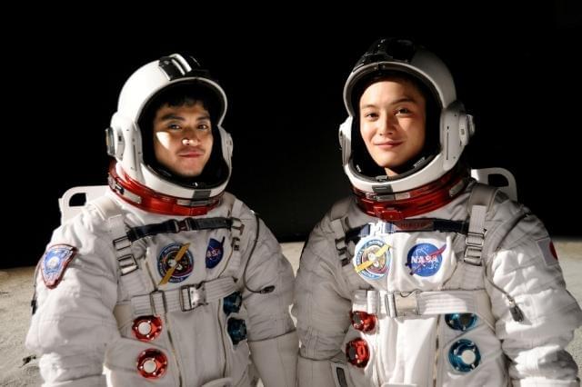 小栗旬＆岡田将生の写真、アトランティス号最後の打ち上げで宇宙に