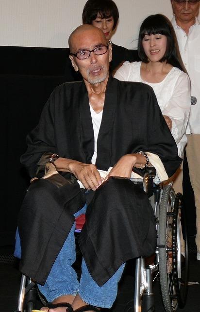 闘病中の原田芳雄、車いすで主演作「大鹿村騒動記」舞台挨拶に