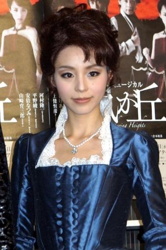 平野綾、激しい恋愛は「これから…」初舞台で美声披露