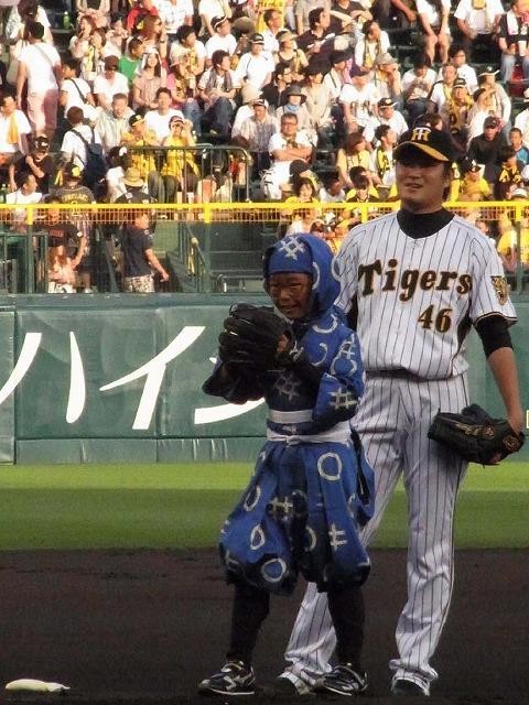 加藤清史郎、憧れの甲子園で“忍たま”姿のガチガチ始球式