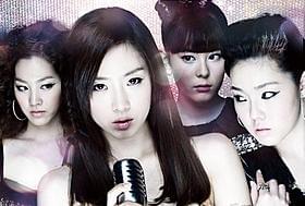 不穏な影の付きまとう人気アイドルグループの リーダーを演じたT-ARA・ウンジョン「ホワイト」