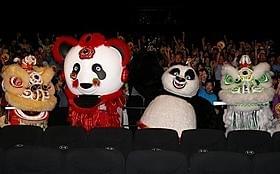 パンダ獅子舞たちが舞台あいさつに登場「カンフー・パンダ2」