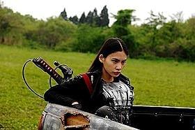 日本刀型チェーンソーを武器にゾンビと戦う少女キカ(原裕美子)「ヘルドライバー」