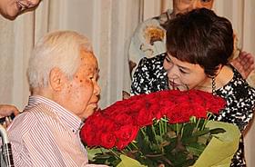大竹しのぶから99本のバラの花束を贈られ 「重くて落としそうだ」と話した新藤兼人監督「一枚のハガキ」