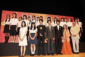 舞台挨拶を行った堺雅人らキャスト陣「日輪の遺産」
