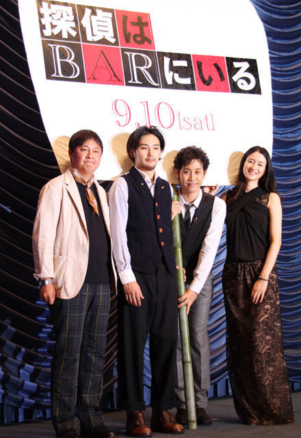 巨大うちわを持つ大泉洋（右から2番目）、小雪、 松田龍平、橋本一監督