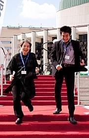レッドカーペットを駆け下りる樹木希林と原田遊人氏「わが母の記」