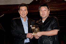 トロフィーを手に笑顔を浮かべる 役所広司と原田眞人監督「わが母の記」