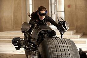 アン・ハサウェイのキャットウーマン 猫コスチュームを卒業!「バットマン」