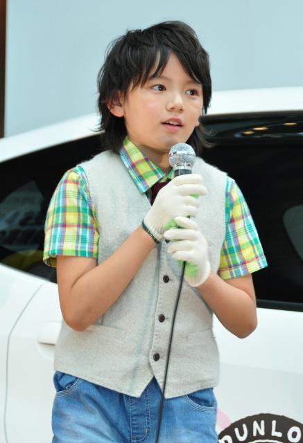濱田龍臣、小学生にしてタイヤ点検をマスターし笑顔