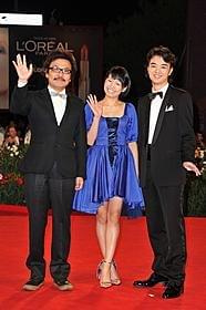 「ヒミズ」の公式上映に先立ち、レッドカーペット に登場した(左から)園子温監督、二階堂ふみ、染谷将太「ヒミズ」